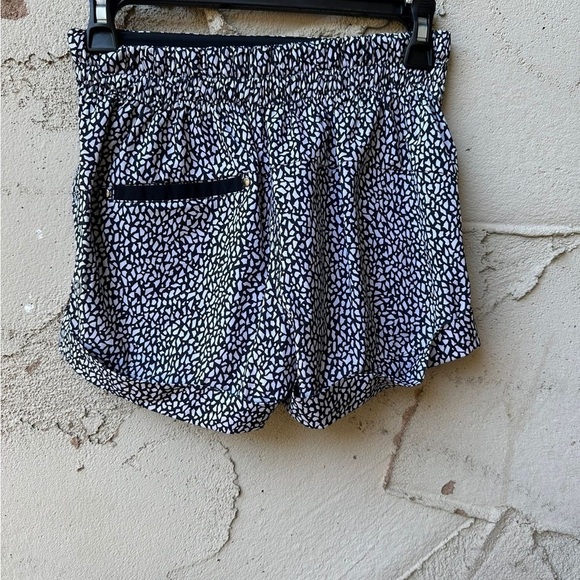 Lululemon Spring Break Away Short  Miss Mosaic Black Size 2 - Picture 3 of 9